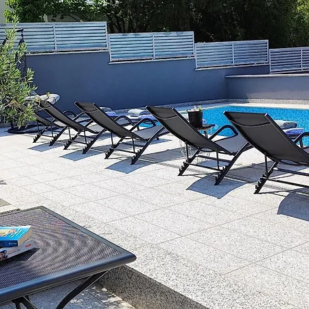 Moderne In Mit Pool By Interhome