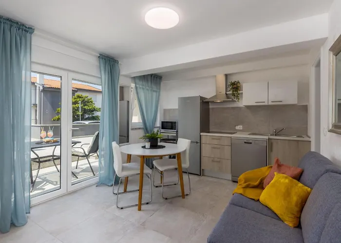 Moderne In Mit Pool By Interhome * Crikvenica