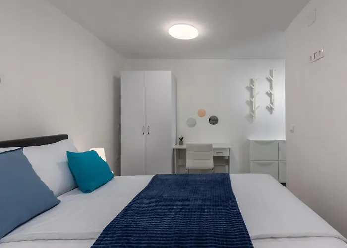 Moderne In Mit Pool By Interhome