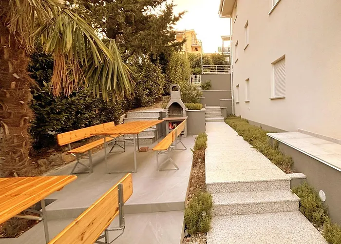 Moderne In Mit Pool By Interhome Apartman