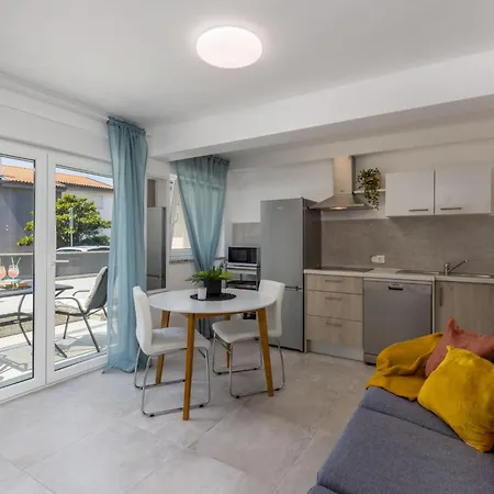 Moderne In Mit Pool By Interhome * Crikvenica