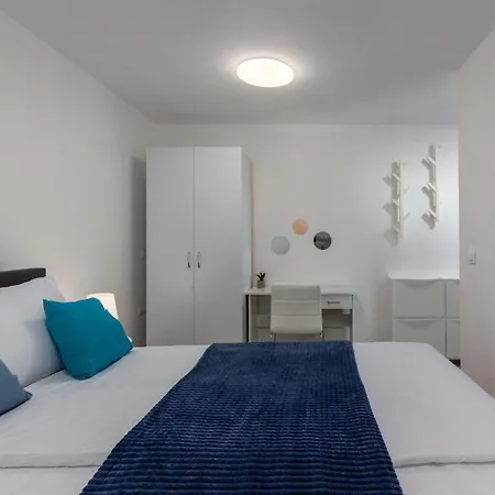 Moderne In Mit Pool By Interhome