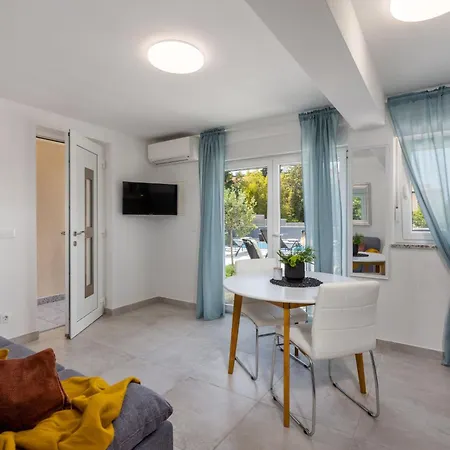 Moderne In Mit Pool By Interhome Appartamento Crikvenica