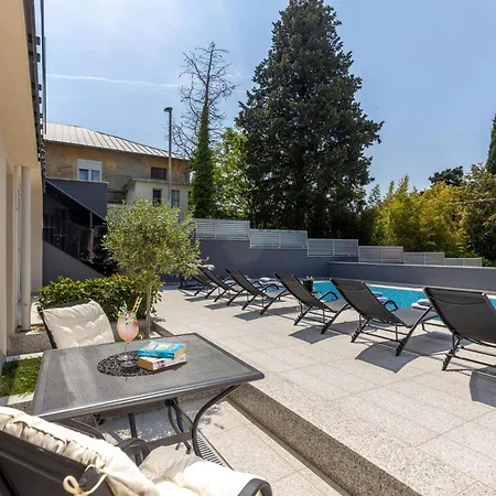 Moderne In Mit Pool By Interhome