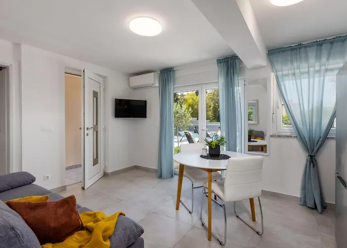 Moderne In Mit Pool By Interhome Appartamento Crikvenica