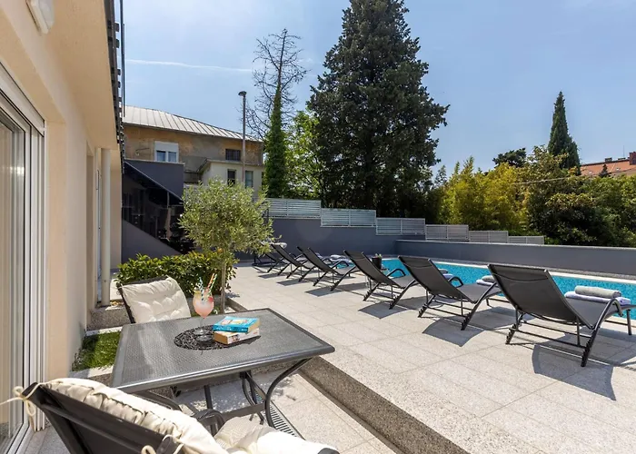 Moderne In Mit Pool By Interhome
