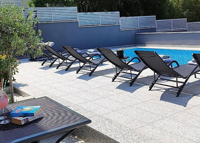 Moderne In Mit Pool By Interhome